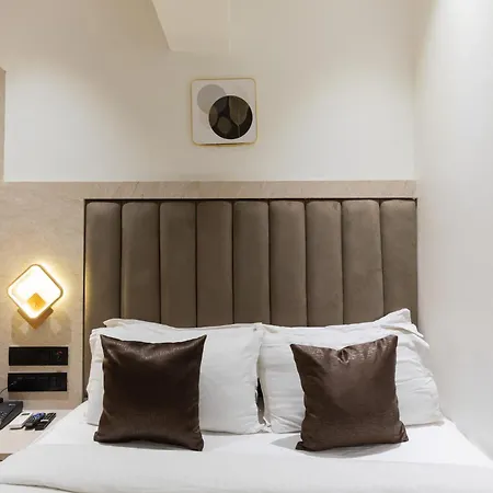 Larmont Luxury Hotel 3*