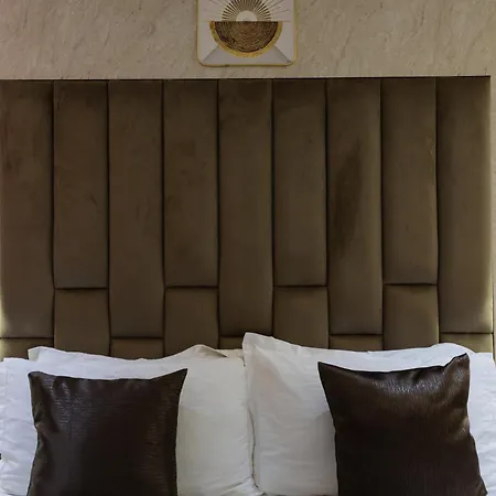 Larmont Luxury
