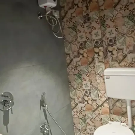 Guest house In Bb - Sinhassan