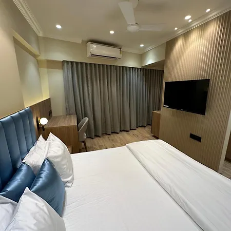 Rudraya Homes - Cozy Premium Serviced Khar - Next To Bandra Apartment