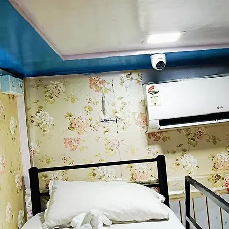 Mahira Hostel *