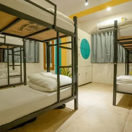 Locomo Hostel Express - Stay Work Eat * Mumbai
