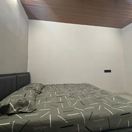 Aqua International Airport Bed & Breakfast