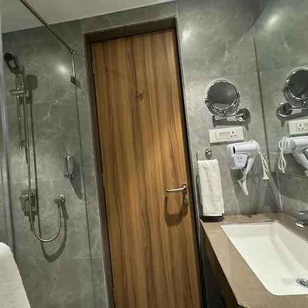 House Mindspace Malad Hotel 4*