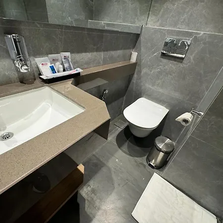House Mindspace Malad 4*