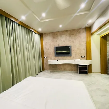 Hotel Amber Choice International Airport 3*