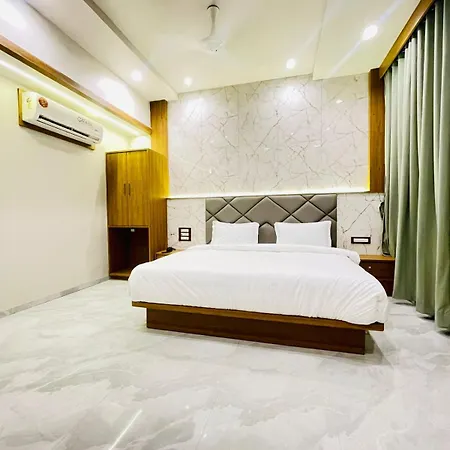 Hotel Amber Choice International Airport 3*