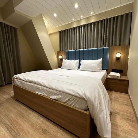 Rudraya Homes - Cozy Premium Serviced Khar - Next To Bandra Apartment *
