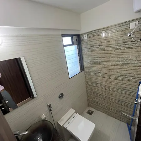 Homestay Shared In Building In Upper Juhu *