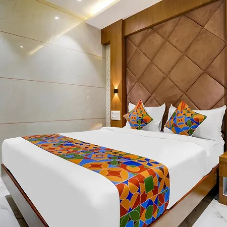 Hotel Via Rr Residency - Near Bkc