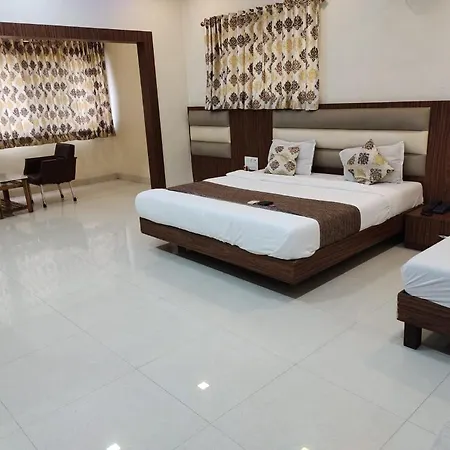 Fabhotel Golden Palms