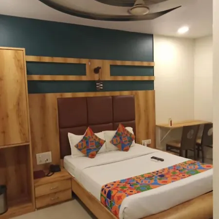 Trendy Adore Palace - Nearby Airport & Bkc Visa Consulate Hotel