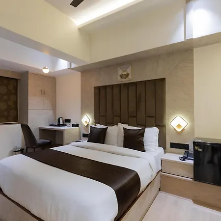 Larmont Luxury Hotel 3*