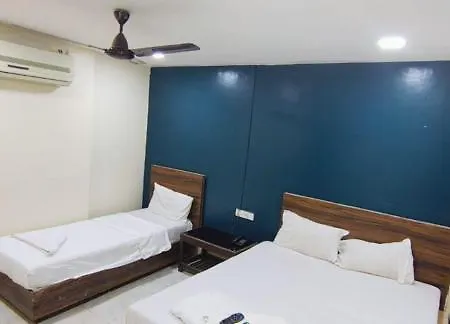 Om Sai Palace Hotel *