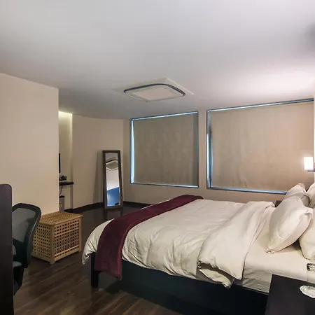 Bed & Breakfast The V Sadan 4*