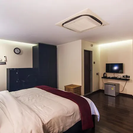 The V Sadan Bed & Breakfast 4*