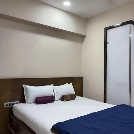 Cozy In Andheri Near Airport Apartment