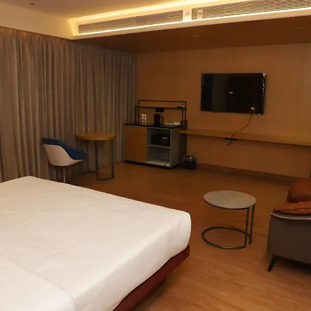 Hotel 37th Crescent Navi 4*