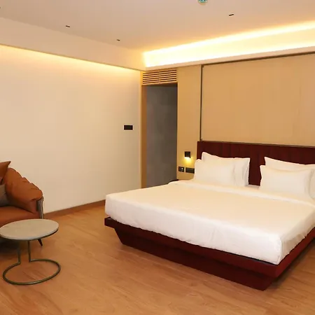 Hotel 37th Crescent Navi