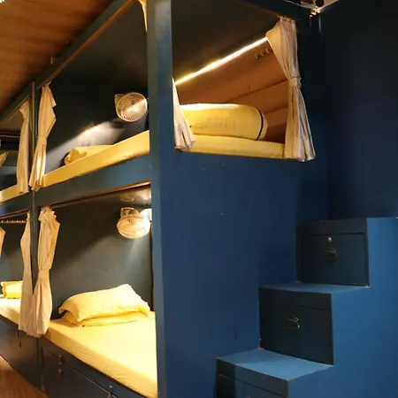 Sinhassan Juhu Hostel *