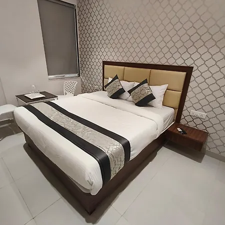 Hotel Morya Residency Parel 2*
