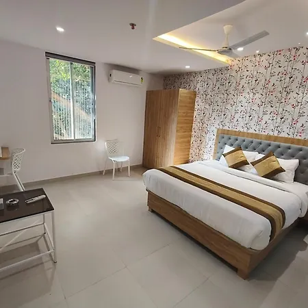 Morya Residency Parel 2*