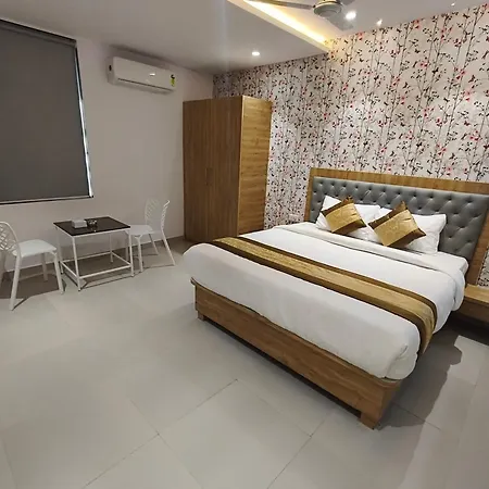 Hotel Morya Residency Parel 2*