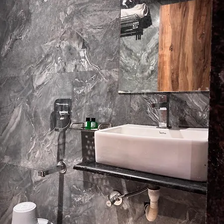 West Line Andheri Hotel
