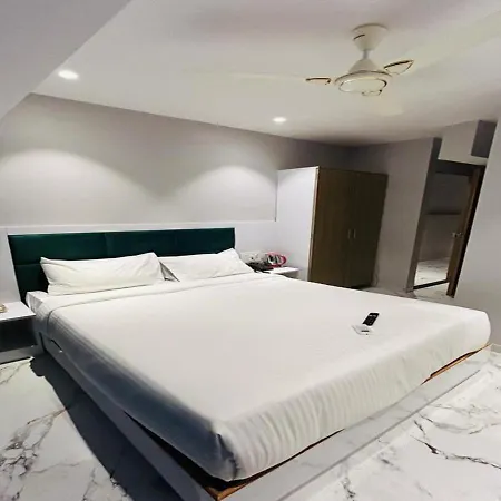 Grand Dyad - Near Kokilaben Hospital Andheri West Hotel