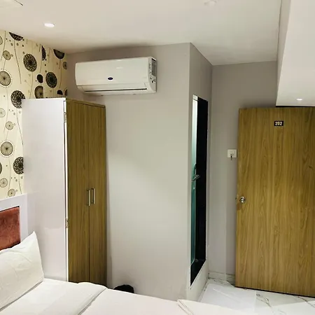 Grand Dyad - Near Kokilaben Hospital Andheri West Mumbai