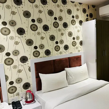 Grand Dyad - Near Kokilaben Hospital Andheri West 3*