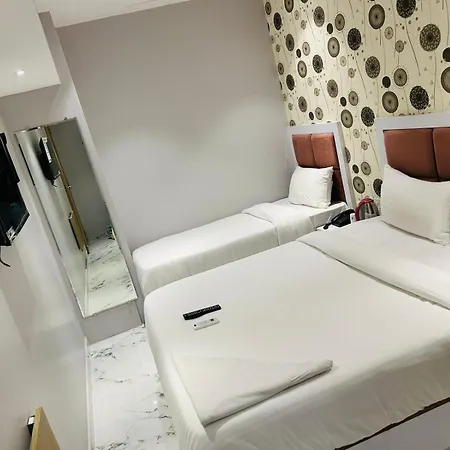 Grand Dyad - Near Kokilaben Hospital Andheri West 3*