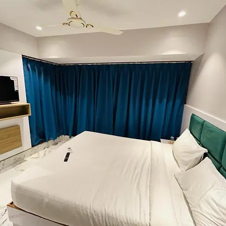 Grand Dyad - Near Kokilaben Hospital Andheri West 3*