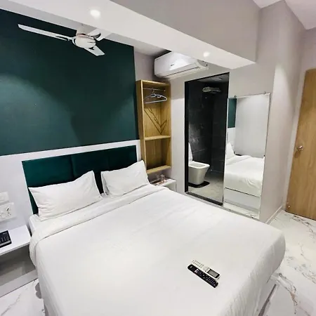 Grand Dyad - Near Kokilaben Hospital Andheri West Hotel