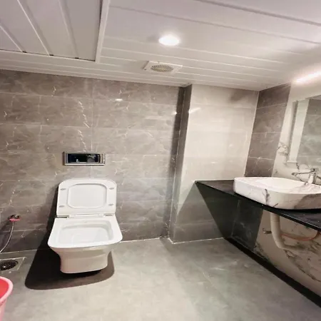 Grand Dyad - Near Kokilaben Hospital Andheri West 3*