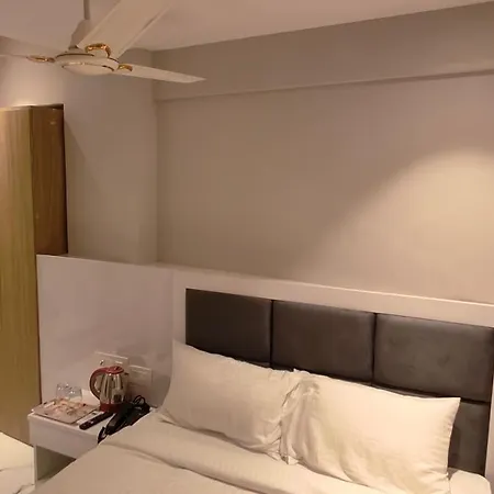 Grand Dyad - Near Kokilaben Hospital Andheri West 3*