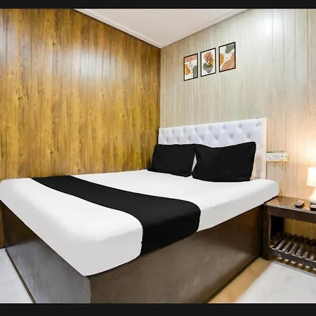 Om Sai Palace Hotel *
