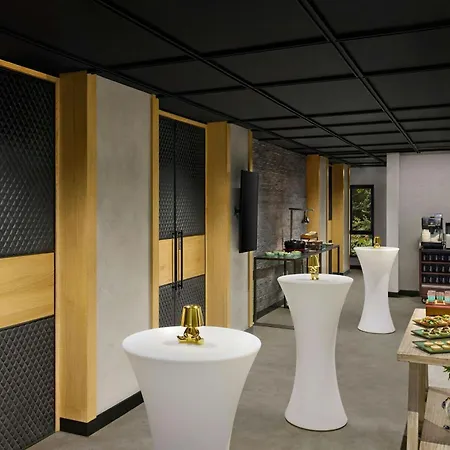 Moxy Andheri West Hotel 5*