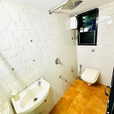 Cozy 1 Bhk Prime Location On Linking Road, Bandra