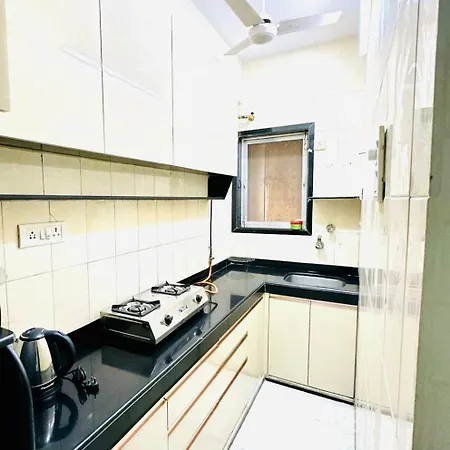 Apartment Cozy 1 Bhk Prime Location On Linking Road, Bandra Mumbai