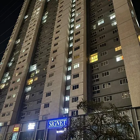 Skyline View 2bhk Near Oberoi Mall & Nesco Apartment *