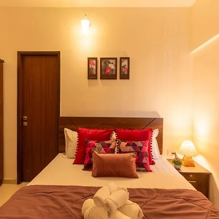 Skyline View 2bhk Near Oberoi Mall & Nesco Apartment *