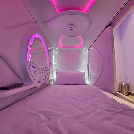 Capsule hotel Dg Pods *