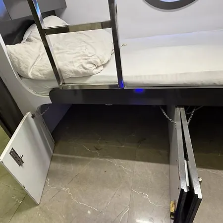 Capsule hotel O C E A N T-2 Mumbai