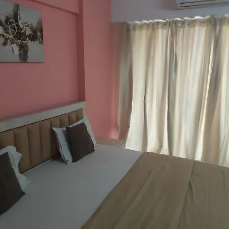 Luxury In Bandra Apartment *