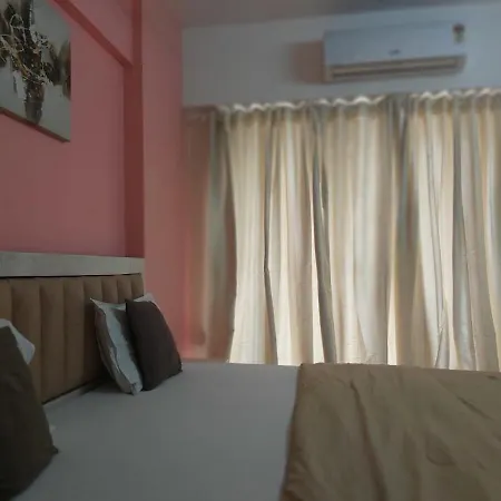 Luxury In Bandra Apartment *