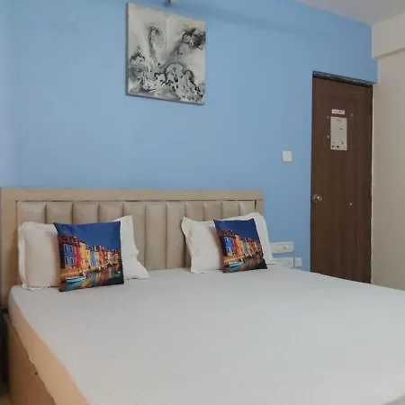 Luxury In Bandra Apartment *