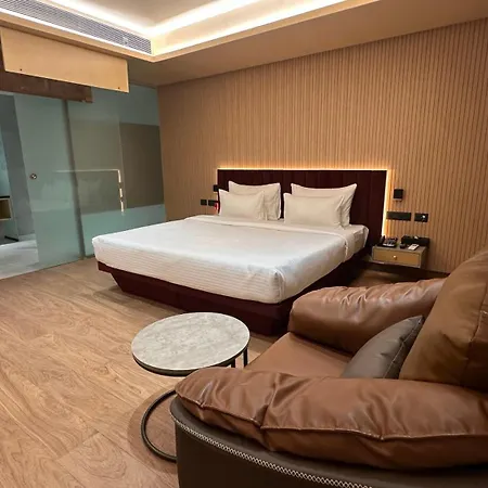 Hotel 37th Crescent Navi