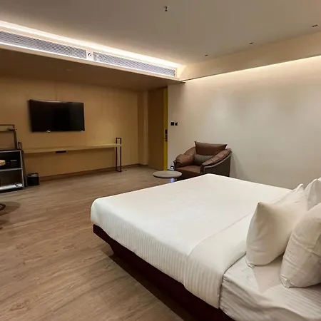 37th Crescent Navi