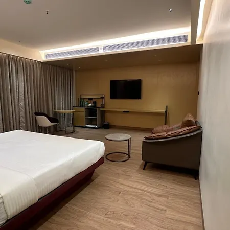 Hotel 37th Crescent Navi 4*